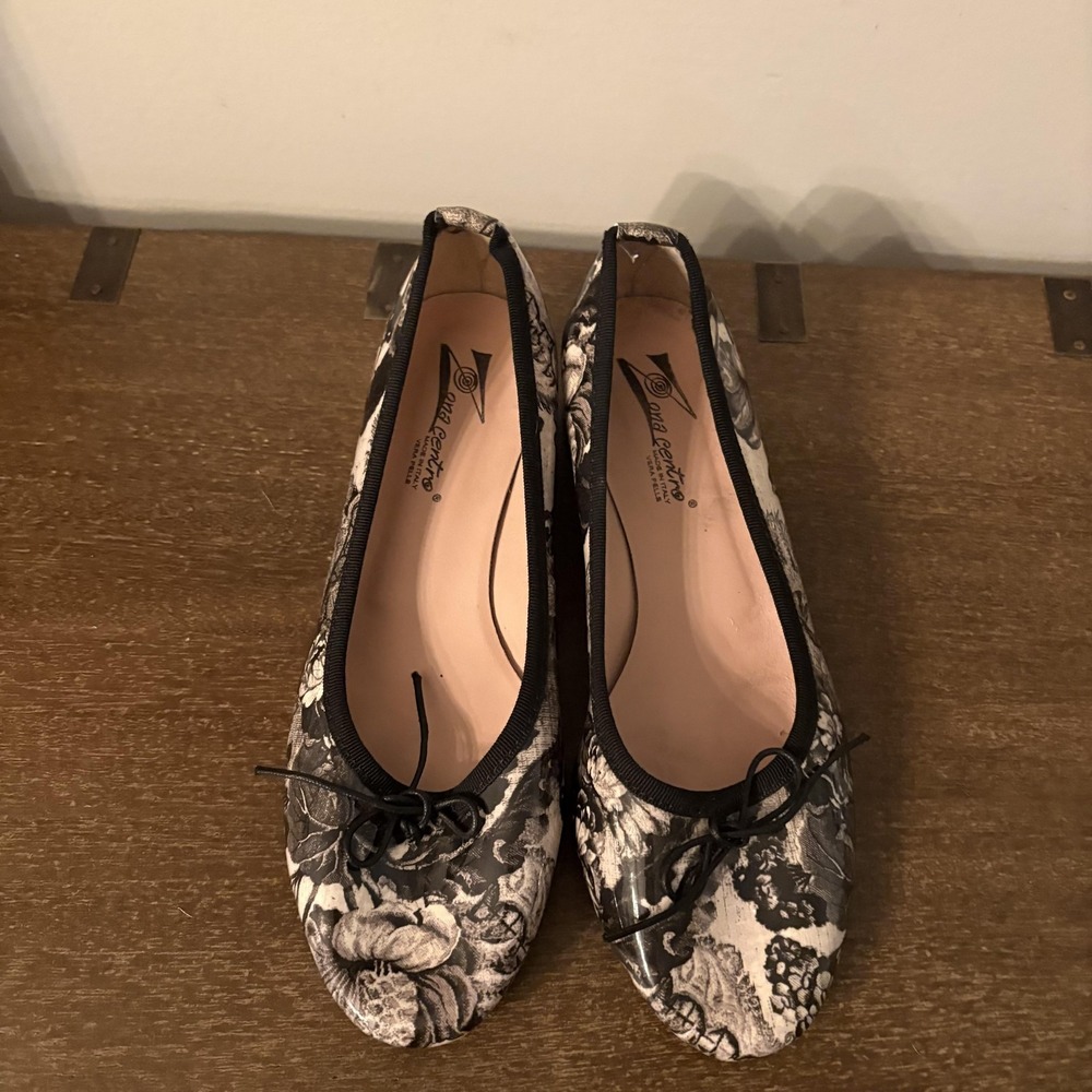 Floral Ballet Flats in Black & White - Women - Picture 2 of 9